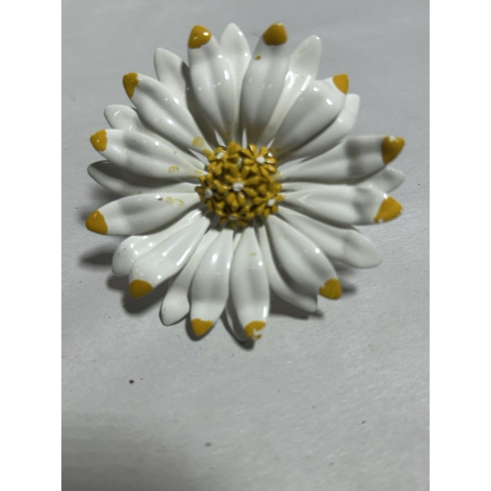 Vintage White Yellow Daisy Enamel Flower Brooch Pin for Women Fashion Jewelry